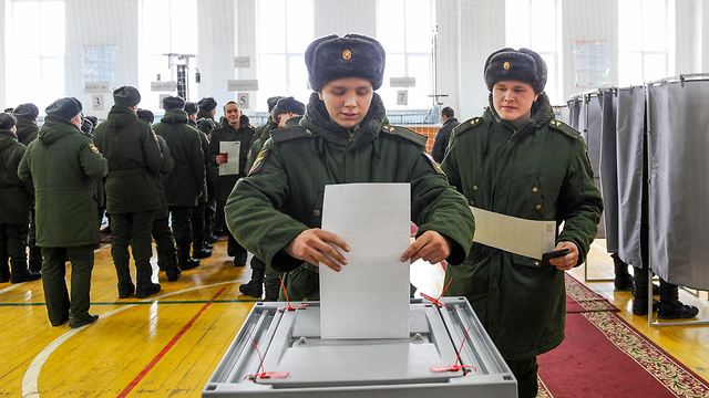 חיילים מצביעים בבחירות לנשיאות רוסיה (צילום: AP)
