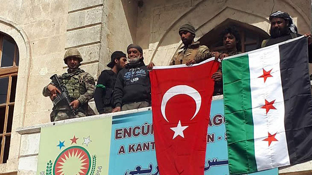 Флаги Турции и "Сирийской свободной армии" на главной площади Африна. Фото: AP
