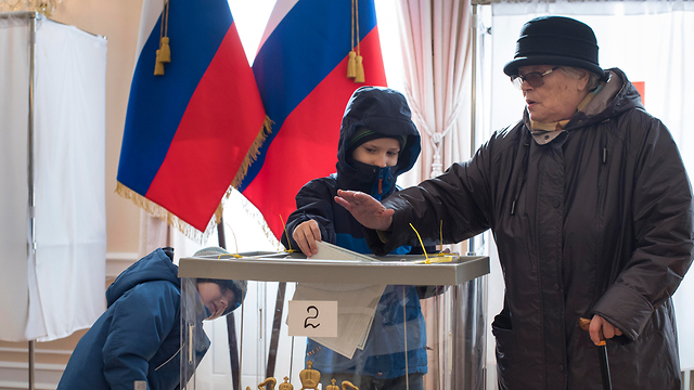 קלפי בווילנה בבחירות לנשיאות רוסיה (צילום: AP)