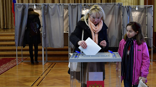 אזרחים רוסים מצביעים בברלין בבחירות לנשיאות רוסיה (צילום: AFP)