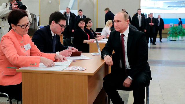 נשיא רוסיה ולדימיר פוטין מצביע בבחירות לנשיאות  (צילום: AP)