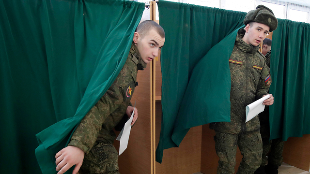 חיילים מצביעים בבחירות לנשיאות רוסיה (צילום: AP)