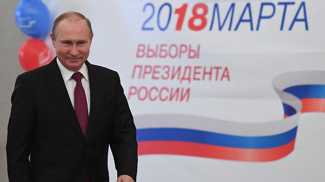 נשיא רוסיה ולדימיר פוטין מצביע בבחירות לנשיאות  (צילום: AFP)