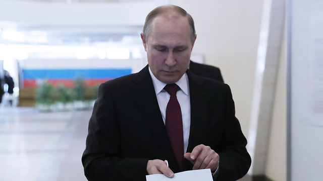נשיא רוסיה ולדימיר פוטין מצביע בבחירות לנשיאות  (צילום: MCT)