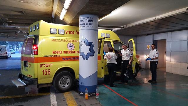 Реанимобиль, доставивший раненого в больницу "Шаарей-Цедек". Фото: Эли Мандельбаум