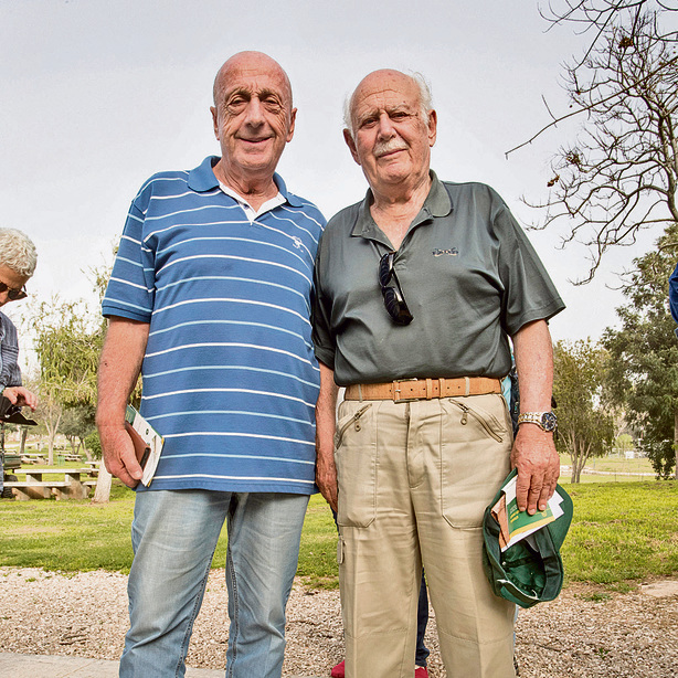 "המשפחתיות החמולתית בגולני היא מופתית". אלוף במיל' אורי שגיא (משמאל) ואל"מ במיל' יהודה גולן | צילום: גיל נחושתן "המשפחתיות החמולתית בגולני היא מופתית". אלוף במיל' אורי שגיא (משמאל) ואל"מ במיל' יהודה גולן | צילום: גיל נחושתן
