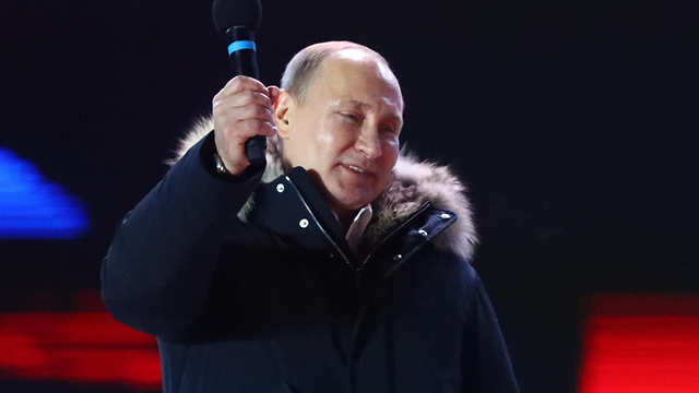 נשיא רוסיה ולדמיר פוטין נושא נאום במוסקבה לאחר ניצחונו בבחירות (צילום: רויטרס)