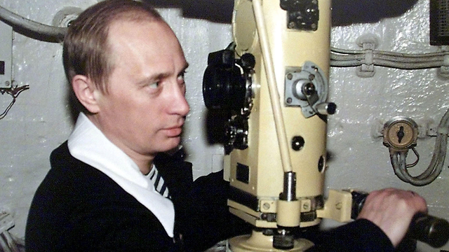 ולדימיר פוטין בתוך צוללת רוסית בשנת 2000 (צילום: רויטרס)