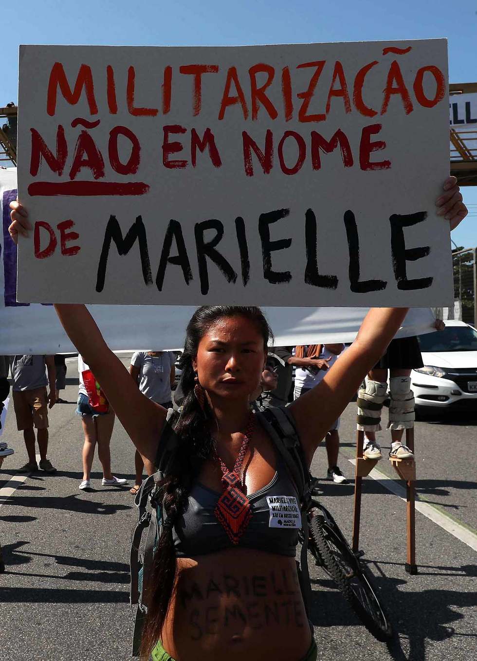 בריו דה ז'ניירו זוכרים את הפעילה החברתית וחברת המועצה מריאל פרנקו שנרצחה על ידי מתנקש (צילום: EPA)