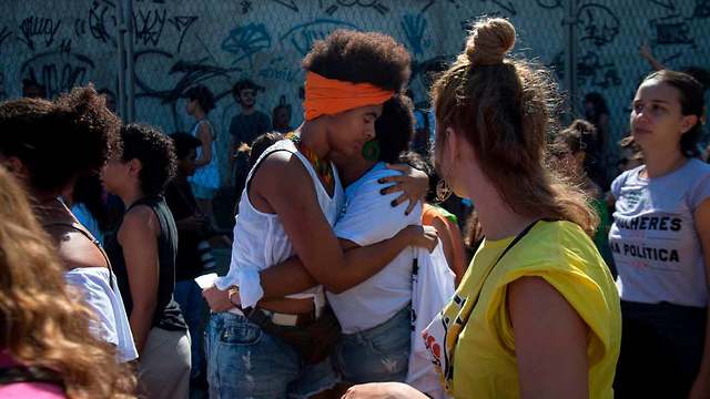 בריו דה ז'ניירו זוכרים את הפעילה החברתית וחברת המועצה מריאל פרנקו שנרצחה על ידי מתנקש (צילום: AFP)