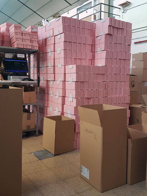 מוכנות למשלוח: קופסאות נעליים של המותג במפעל (צילום: איתי יעקב)