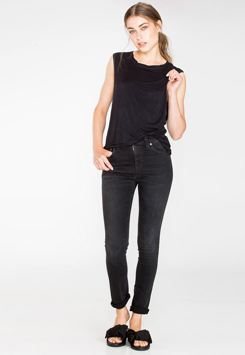 סטורי. מכנסי נודי ג'ינס לנשים ולגברים ב-349 שקל, במקום 899-549 שקל (צילום: דנה קרן)