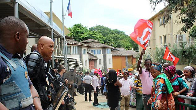  הפגנות באי מיוט (צילום: AFP)