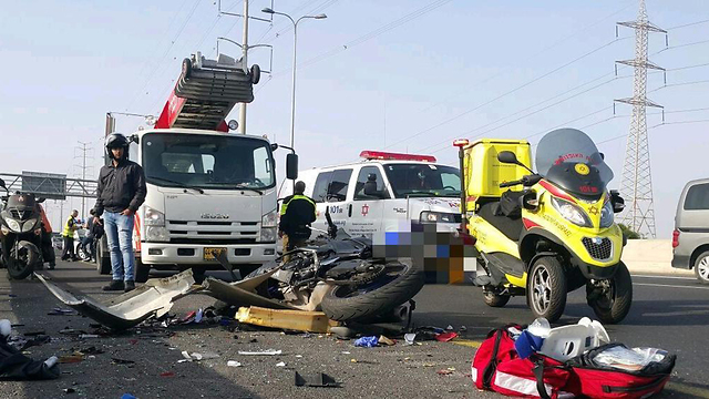 תאונת דרכים בכביש 4, מחלף ראשון לציון (צילום: דוברות מד