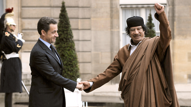 נשיא צרפת ניקולא סרקוזי עם שליט לוב מועמר קדאפי (צילום: AFP)