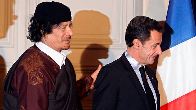 נשיא צרפת ניקולא סרקוזי עם שליט לוב מועמר קדאפי (צילום: רויטרס)