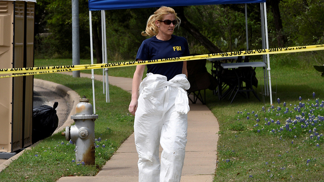 סוכנת FBI בזירת פיצוץ חבילת נפט בעיר אוסטין שבטקסס (צילום: רויטרס)