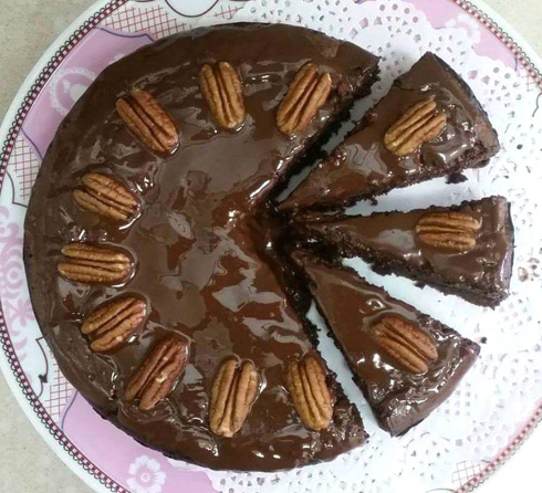 עוגת שוקולד-פקאן פרווה לפסח (צילום: מירי צדוק)