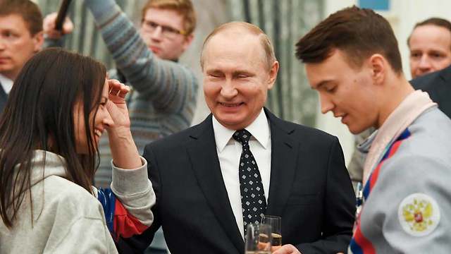 Putin hosting athletes who participated in the Winter Paralympic Games in South Korea (Photo: AP)