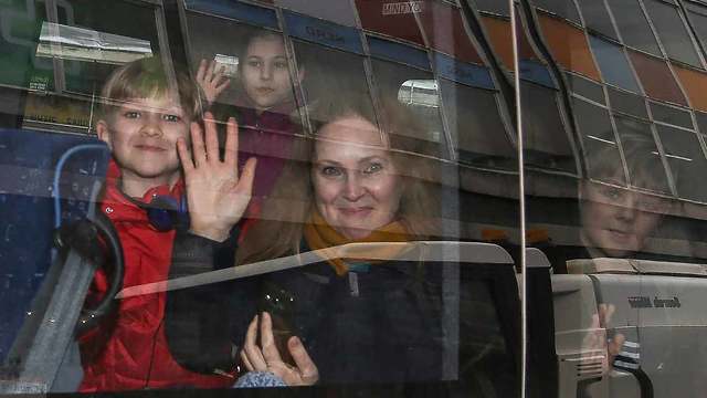 דיפלומטים רוסים עוזבים את בריטניה (צילום: AFP)