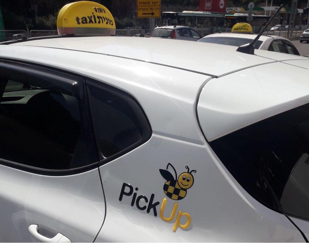 מונית עם לוגו של אפליקציית PickUp (צילום: יח