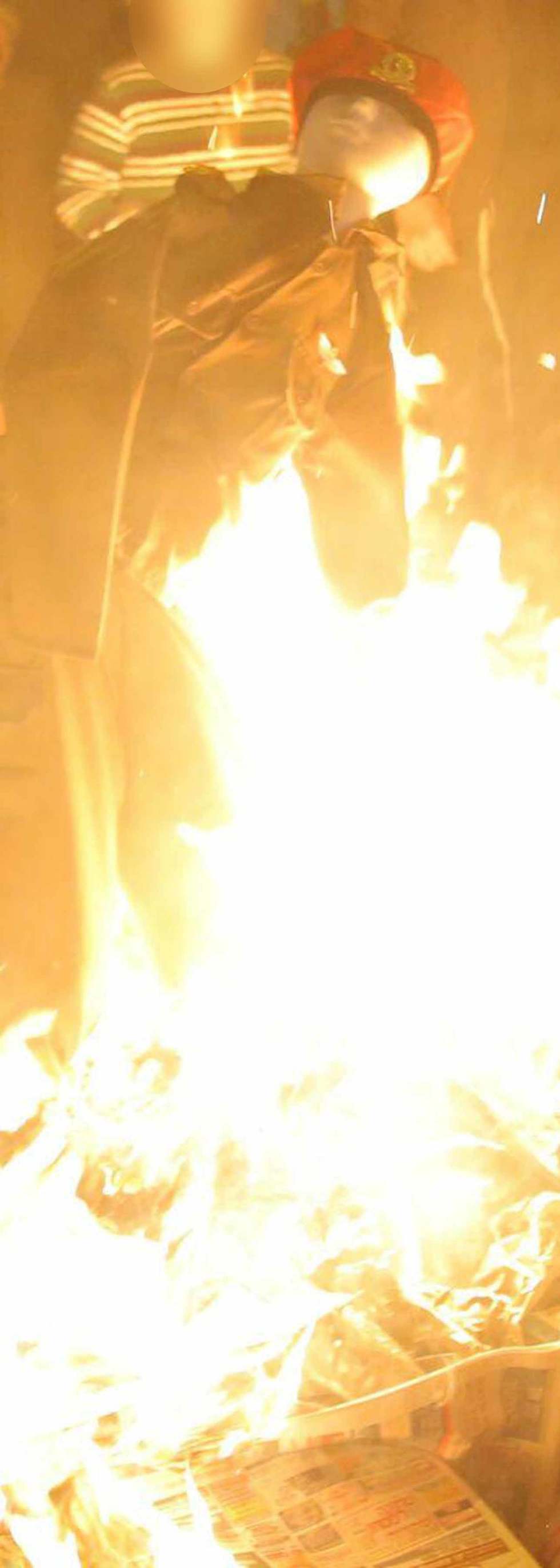 שריפת בובת חייל (צילום: חיים גולדברג - אתר כיכר השבת)