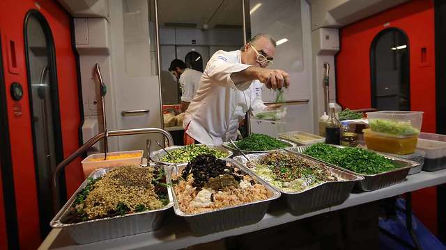 Шеф-повар Шауль Бен-Адерет готовит в вагоне-ресторане. Фото: Йоси Алони