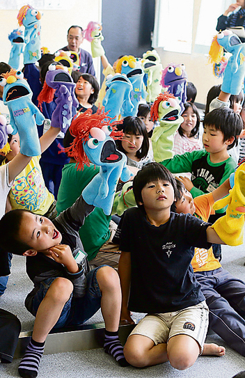 הדסי עם ילדים ששרדו את אסון הצונאמי ביפן