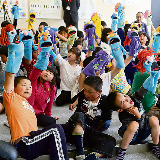 עם הילדים ששרדו את אסון הצונאמי ביפן. "הבובות עוזרות לילדים לדבר על הפחד"