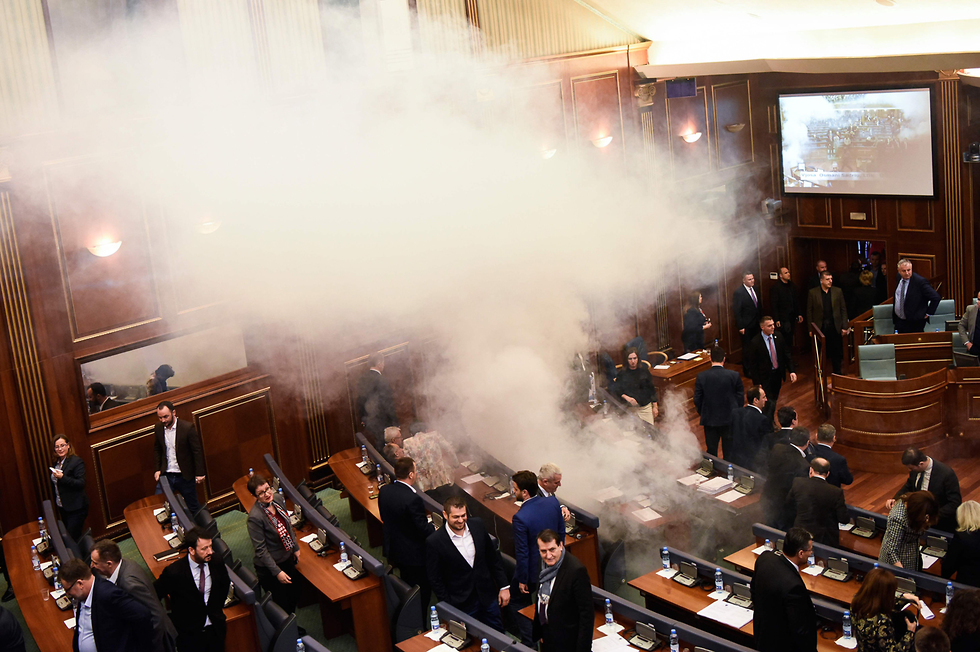 גז מדמיע בפרלמנט של קוסובו (צילום: AFP)