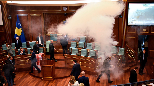 גז מדמיע בפרלמנט של קוסובו (צילום: AFP)