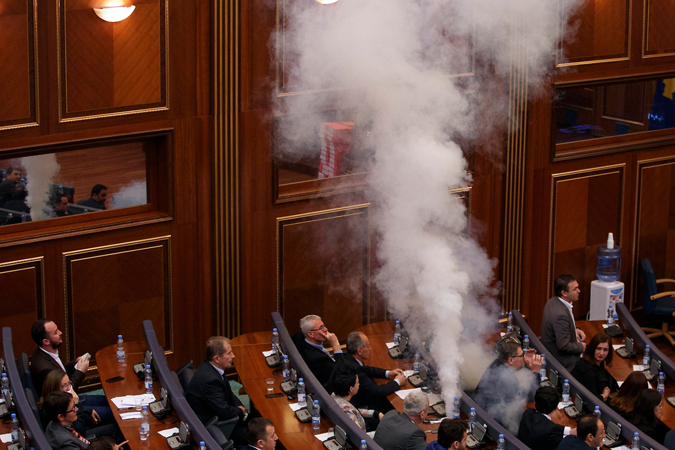 גז מדמיע בפרלמנט של קוסובו (צילום: EPA)