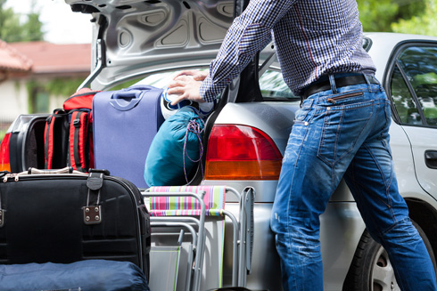 מטיילים עם ילדים ועם מטען של כמה מזוודות? לכו מראש על רכב גדול יותר (צילום: Shutterstock)