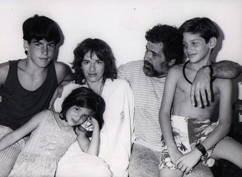 שרי ומשפחתה בילדותה: גורי (מימין), יוסי, סו, שרי ובן (צילום: אלבום פרטי)