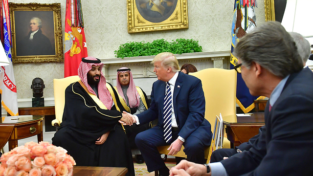El Príncipe Heredero de Arabia Saudita Mohammed bin Salman (L) estrechando la mano del presidente estadounidense Trump (Foto: MCT)