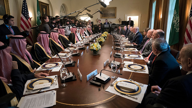 דונלד טראמפ בארוחת צהריים עם יורש העצר הסעודי מוחמד בן סלמאן (צילום: EPA)
