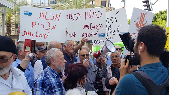  הפגנה נגד זכויות הפנסיונרים בתל אביב (צילום: אמיר אלון)