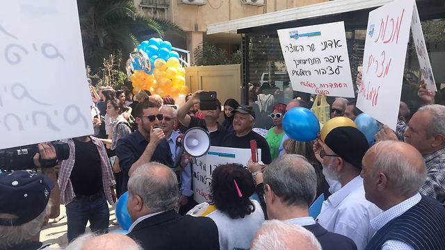 הפגנה נגד זכויות הפנסיונרים בתל אביב (צילום: אמיר אלון)