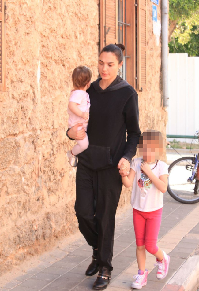 לא מישירה מבט (צילום: מוטי לבטון) לא מישירה מבט (צילום: מוטי לבטון)