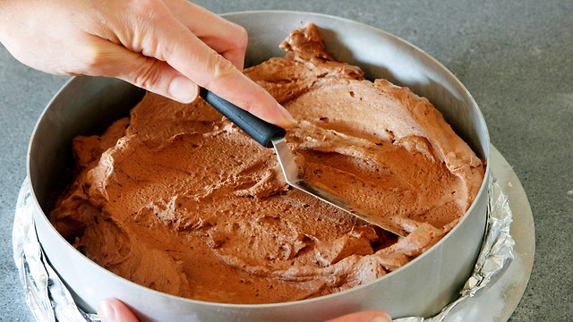 עוגת מוס שוקולד עם אפיפיות ללא גלוטן (צילום: נטלי לוין)