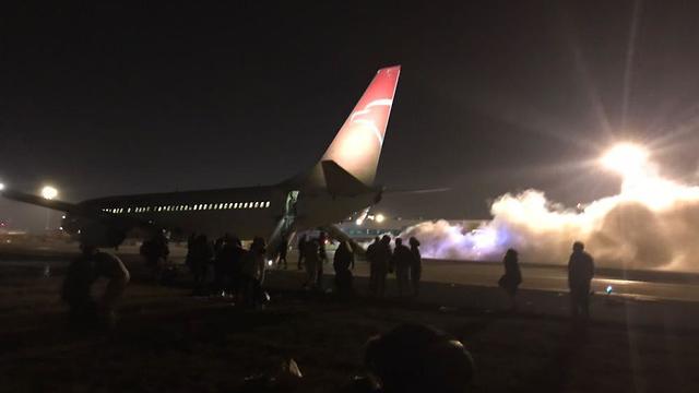 Аварийная эвакуация пассажиров самолета Sunrise Airways