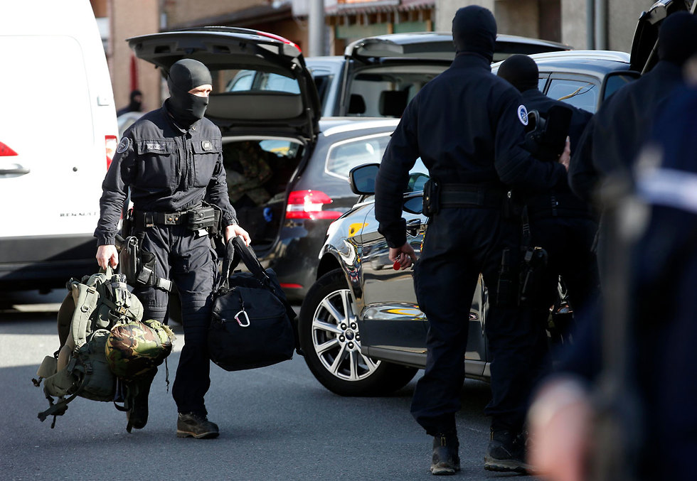 כוחות המשטרה בזירת הפיגוע (צילום: EPA)