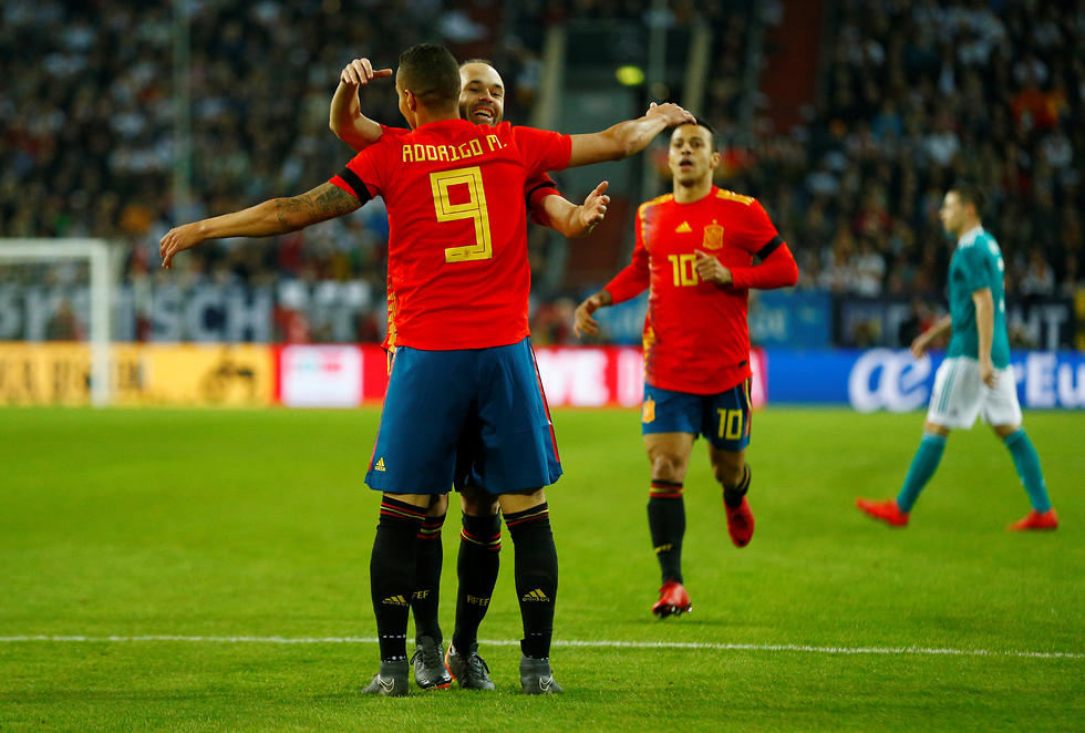 אנדרס אינייסטה רודריגו נבחרת ספרד (צילום: רויטרס)