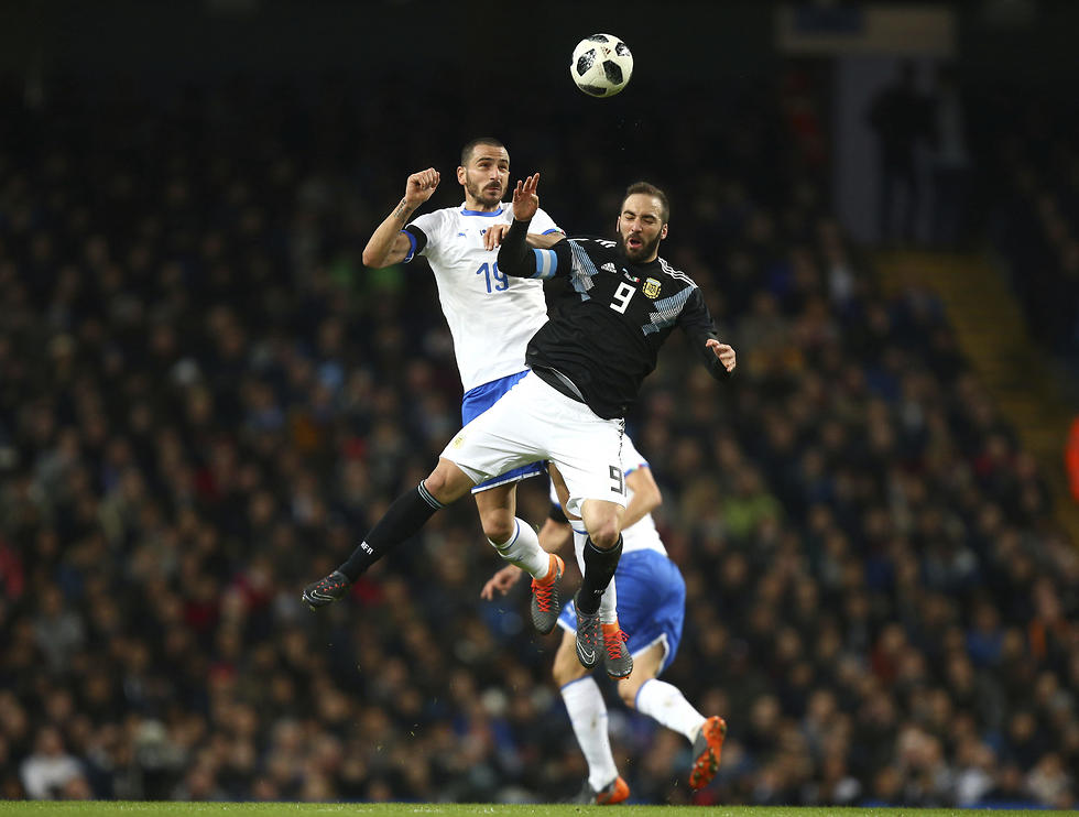 גונסאלו היגוואין נבחרת ארגנטינה לאונרדו בונוצ'י נבחרת איטליה (צילום: AP)