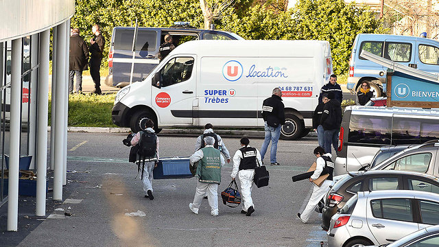 כוחות המשטרה בזירת הפיגוע בצרפת (צילום: AFP)