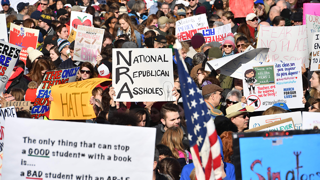 : מפגינים בצעדה לשינוי חוקי הנשק בוושינגטון ( צילום: AFP)