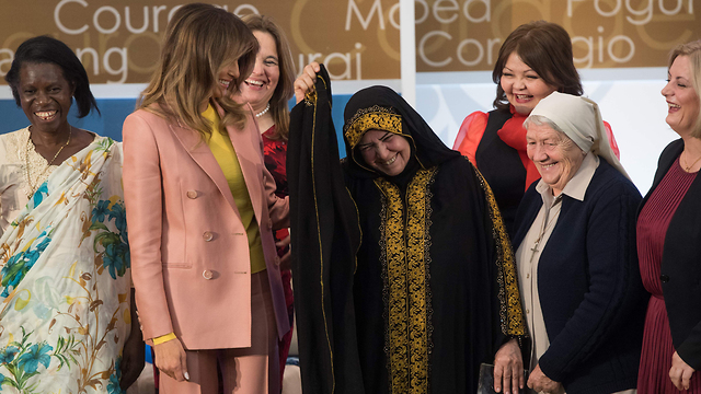 מלניה טראמפ העניקה פרס לנשים אמיצות בעולם (צילום: AFP)
