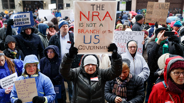 : מפגינים בצעדה לשינוי חוקי הנשק בוושינגטון ( צילום: AP)