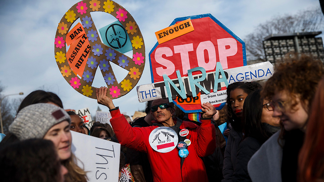 : מפגינים בצעדה לשינוי חוקי הנשק בוושינגטון ( צילום: EPA)