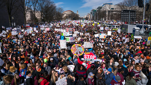 : מפגינים בצעדה לשינוי חוקי הנשק בוושינגטון ( צילום: EPA)